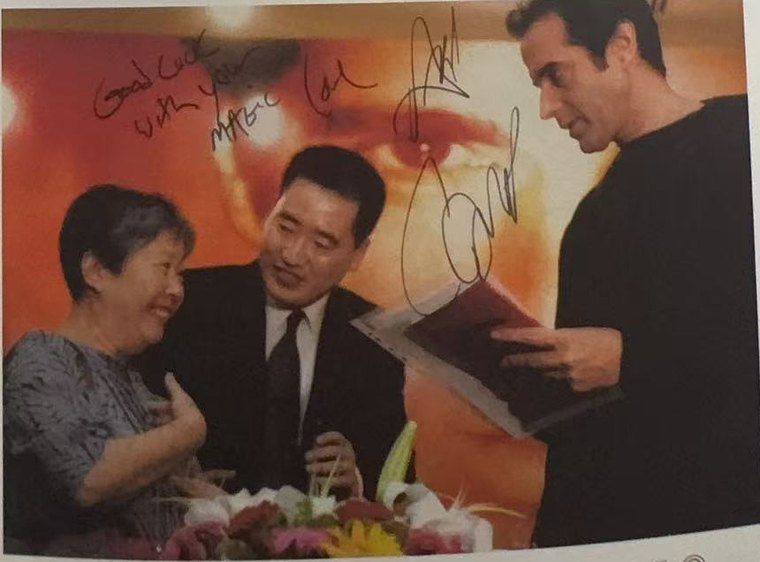 三人交谈,画面上方有大卫的英文签名
