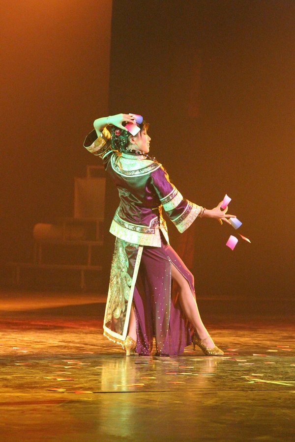 刘蓓在金色追光下演出《秀色》,手中彩牌飞出