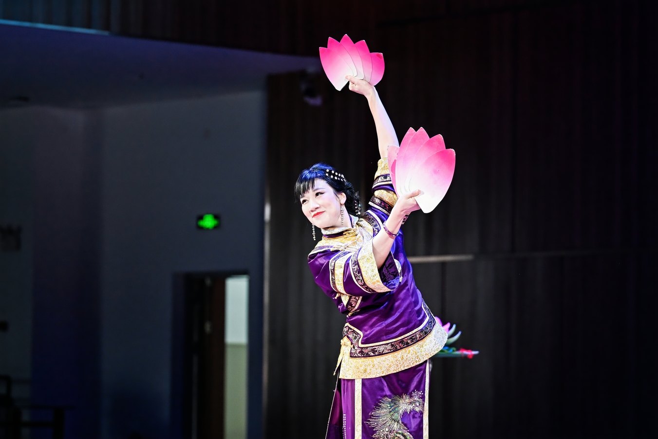 刘蓓手持两柄粉色莲花扇在台上