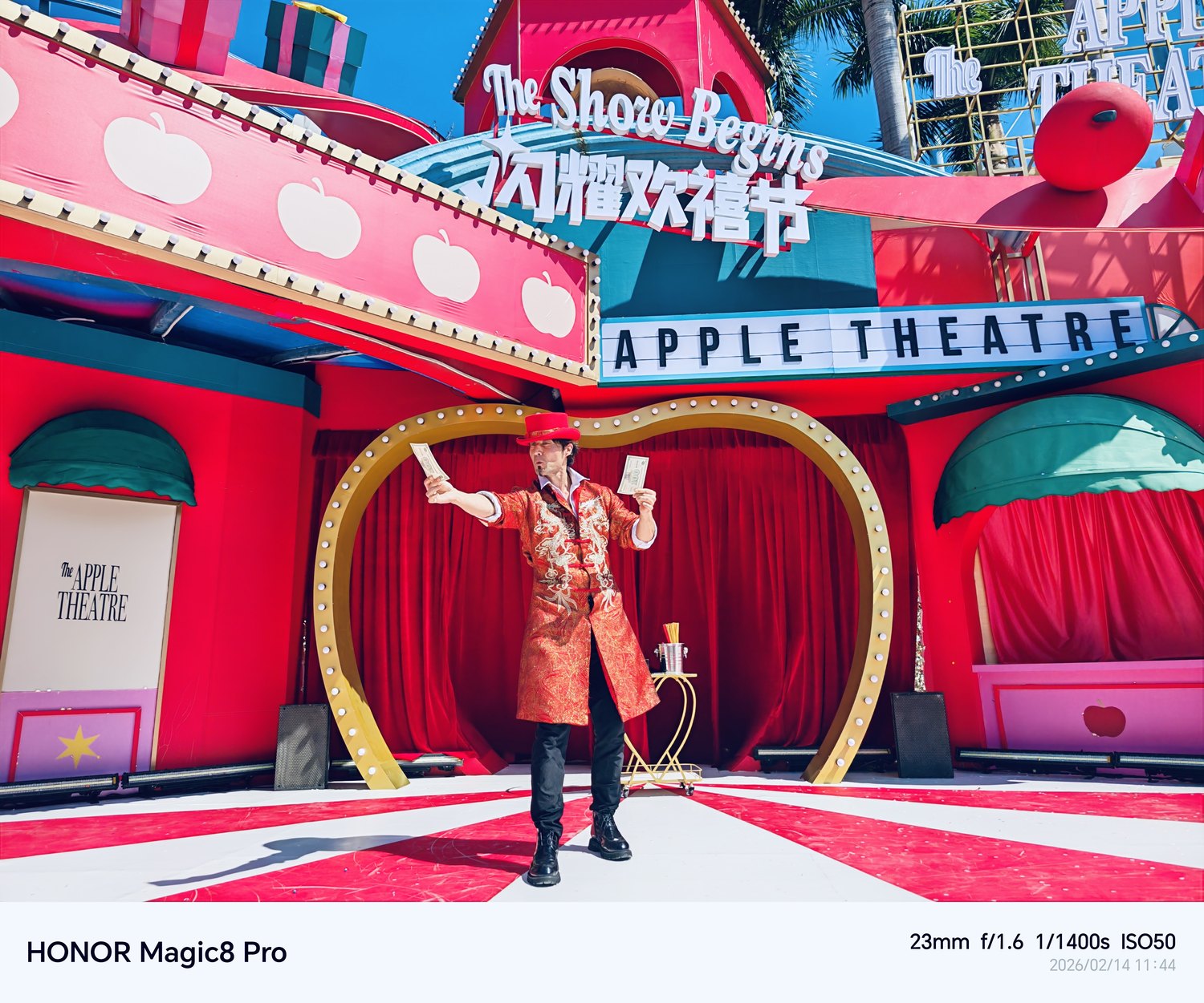 剧场外景:红色门廊上写着 APPLE THEATRE,台上正在演出